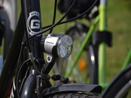 Gratis reparatie van fietsverlichting bij gemeentehuis