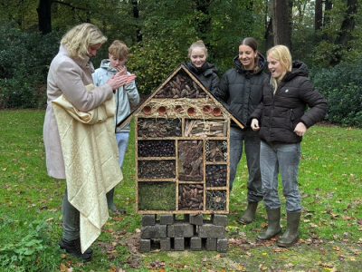 Leerlingen maken insectenhotel met daggasten Groot Spriel