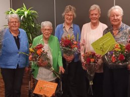 Trouwe vrijwilligers in het zonnetje gezet