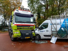 Bestelbus met glas en vrachtwagen botsen op elkaar op Industrieweg