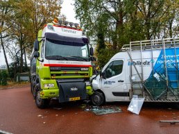 Bestelbus met glas en vrachtwagen botsen op elkaar op Industrieweg