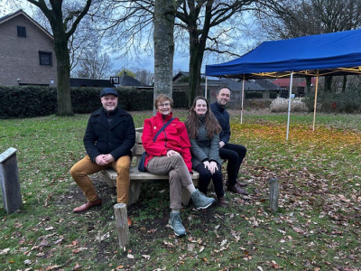 Bankje om herinneringsboom aan de Brinkstraat in gebruik genomen