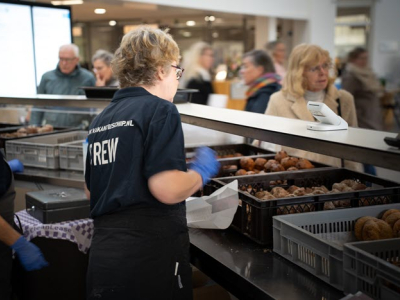 Oliebollenactie in St Jansdal nu ook met feestelijke banketletters