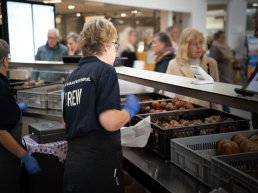 Oliebollenactie in St Jansdal nu ook met feestelijke banketletters