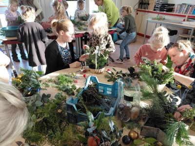 Leerlingen van School Diermen maken kerstbakjes 