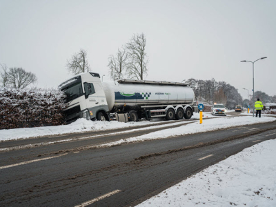 Vrachtwagen belandt in heg door gladheid