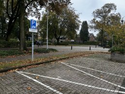 ​Camperplaatsen achter gemeentehuis definitief verwijderd