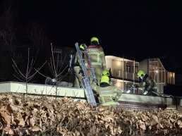 ​Brandweer zaagt gedeelte van dak open door brand