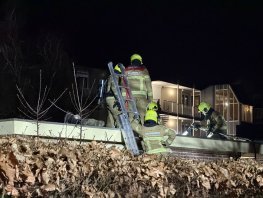 ​Brandweer zaagt gedeelte van dak open door brand
