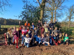 ​Leerlingen Gabriëlschool planten struiken voor sterkere houtwallen