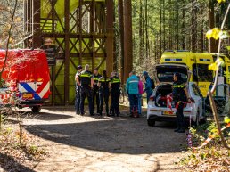 Overleden persoon aangetroffen bij bostoren