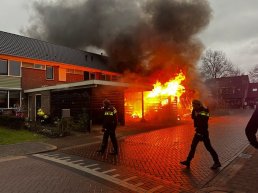 Fikse brand in carpoort aan de Heinestraat
