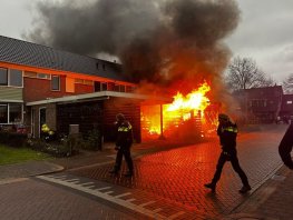 Fikse brand in carpoort aan de Heinestraat
