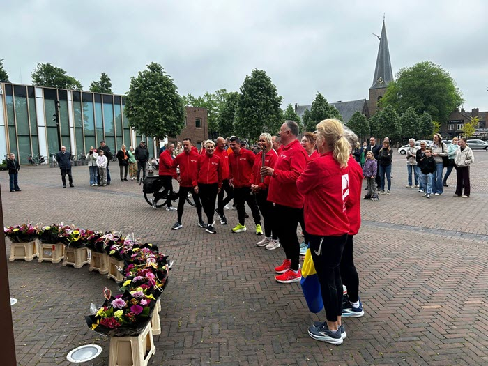 Bevrijdingsvuur is opgehaald door lopers van Loopgroep De Samenloop en brandt in Putten 3