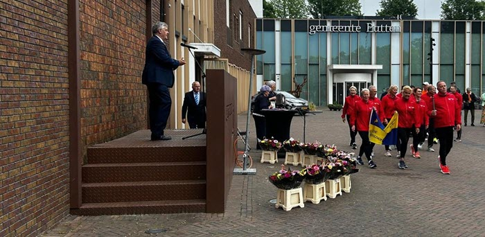 Bevrijdingsvuur is opgehaald door lopers van Loopgroep De Samenloop en brandt in Putten 2