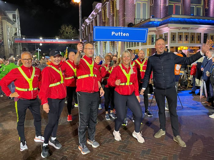 Bevrijdingsvuur is opgehaald door lopers van Loopgroep De Samenloop en brandt in Putten 1