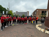 Bevrijdingsvuur is opgehaald door lopers van Loopgroep De Samenloop en brandt in Putten