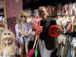​“Ik roep wel even die mevrouw erbij, want die heeft mij als kind ook altijd leuk aangekleed!”