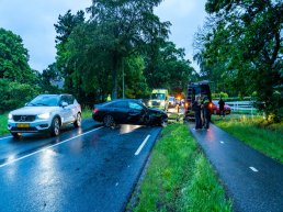 ​Vrouw gewond na botsing tegen boom