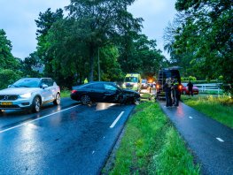 ​Vrouw gewond na botsing tegen boom