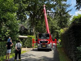 Brandweer voor stormschade naar de Kozakkenweg