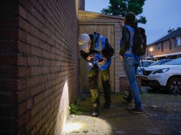Waarom lopen er mensen met zaklampen door de wijk?
