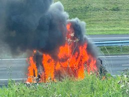 Werkbusje volledig uitgebrand op A28 bij Putten