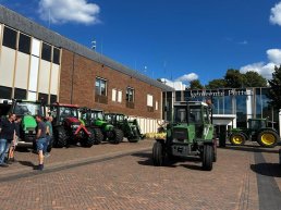 Boeren bezoeken bijeenkomst bij De Aker