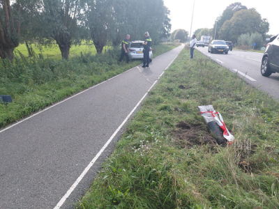 ​Auto raakt van de weg en komt op fietspad terecht