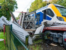 Trein ramt vrachtwagen in Ermelo, geen treinverkeer mogelijk