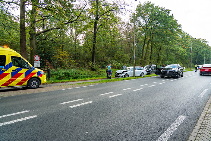 Flinke schade bij kop-staartbotsing op Putterweg in Ermelo, inzittende naar ziekenhuis