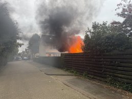 Schuur volledig verwoest door uitslaande brand aan Wallenbergstraat